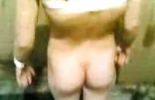 La servi porno latino pequeña Sayaka Tsuzi juega con su coño peludo