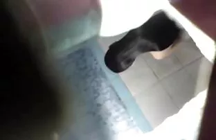 Caliente amateur porno idioma latino rubia con botas afeitando su suave coño