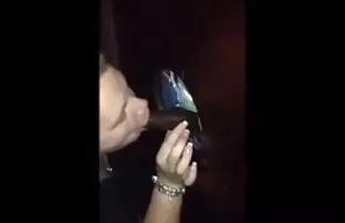 Rubia amordazada y escupiendo en un videos pornos latinos gratis consolador