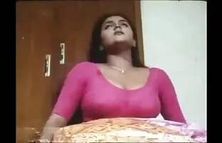 La cereza pelirroja lasciva peliculas xxx en latino chupa una polla