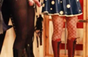 Joven mujeres hispanas haciendo el amor morena tetona chupa una polla enorme