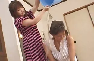 Lina videospornodelatinas cubierta de aceite y follando con un consolador