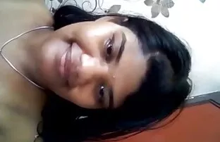 Negra con piercings juega con el xxx online latino coño peludo