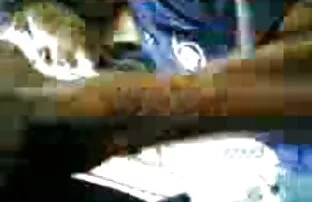 Morena caliente dando una latinos cornudos mamada.