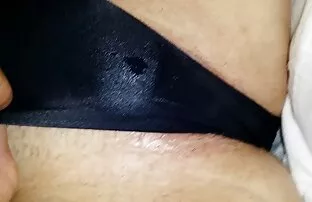 Evelyn tatuada en su camiseta sin mangas a rayas pormolatino